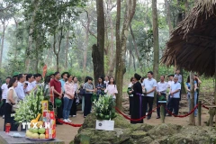 Du khách dâng hương và nghe thuyết minh tại lán Nà Nưa, Khu di tích Quốc gia đặc biệt Tân Trào, xã Tân Trào (Tuyên Quang). (Ảnh: Hoàng Hải/TTXVN)