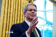 Bộ trưởng Tài chính Mỹ Scott Bessent phát biểu tại Nhà Trắng. (Ảnh: REUTERS/TTXVN)