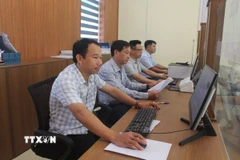 Các cán bộ được biệt phái đã dần ổn định cuộc sống, quyết tâm gắn bó và đồng hành cùng với chính quyền xã và nhân dân trong giải quyết các thủ tục hành chính. (Ảnh: Khiếu Tư/TTXVN)