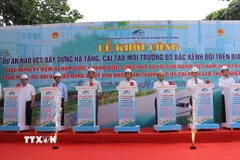 Chủ tịch Hội đồng Nhân dân Thành phố Hồ Chí Minh Võ Văn Minh, Phó Chủ tịch Ủy ban Nhân dân Thành phố Hồ Chí Minh Nguyễn Xuân Cường cùng các đại biểu thực hiện nghi thức lễ khởi công. (Ảnh: Thanh Vũ/TTXVN)