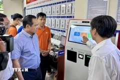 Chủ tịch Ủy ban Nhân dân Thành phố Hồ Chí Minh Nguyễn Văn Được khảo sát việc vận hành chính quyền địa phương hai cấp tại phường Bà Rịa. (Ảnh: Huỳnh Sơn/TTXVN)