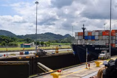Con tàu di chuyển qua Kênh đào Panama ở Panama City, Panama. (Ảnh: THX/TTXVN)