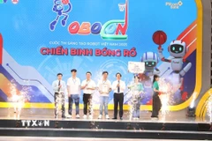 Ban Tổ chức trao giải Nhất cho đội LH-UDS Đại học Lạc Hồng. (Ảnh: Đức Phương/TTXVN)