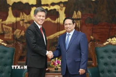 Thủ tướng Phạm Minh Chính tiếp ông Chan Chun Sing, Phó Tổng Thư ký Đảng Hành động Nhân dân Singapore, Bộ trưởng Điều phối các Dịch vụ Công kiêm Bộ trưởng Quốc phòng Singapore. (Ảnh: Dương Giang/TTXVN)