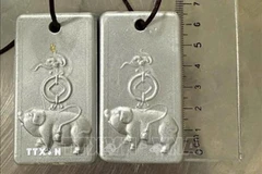 Hai miếng kim loại nghi là vàng do Lou Jiaqi vận chuyển trái phép vào Việt Nam. (Ảnh: TTXVN phát)