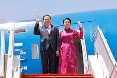 Chiều 22/7 (giờ địa phương), Chủ tịch Quốc hội Trần Thanh Mẫn và Phu nhân cùng đoàn đại biểu cấp cao Việt Nam đến Thủ đô Dakar, bắt đầu thăm chính thức Cộng hòa Senegal. (Ảnh: Doãn Tấn/TTXVN)