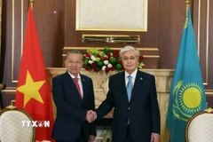 Tổng thống Kazakhstan Kassym-Jomart Tokayev đón Tổng Bí thư Tô Lâm. (Ảnh: Thống Nhất/TTXVN)