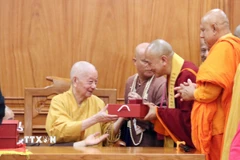 Đại lão Hòa thượng Thích Trí Quảng, Pháp chủ Hội đồng Chứng minh Giáo hội Phật giáo Việt Nam tặng quà lưu niệm cho các Trưởng đoàn đại biểu Phật giáo các nước. (Ảnh: Xuân Khu/TTXVN)
