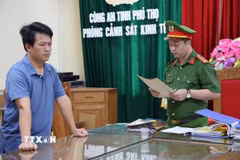 Cơ quan Cảnh sát Điều tra Công an tỉnh Phú Thọ thi hành quyết định Khởi tố bị can đối với Phan Thế Hoài về tội sản xuất, buôn bán hàng giả. (Ảnh: TTXVN phát)