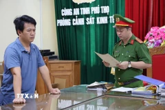 Cơ quan Cảnh sát Điều tra Công an tỉnh Phú Thọ thi hành quyết định Khởi tố bị can đối với Phan Thế Hoài về tội sản xuất, buôn bán hàng giả. (Ảnh: TTXVN phát)