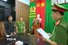 Cơ quan công an công bố lệnh bắt tạm giam đối tượng Y Sin Bkrông. (Ảnh: TTXVN phát)