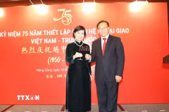 Tổng Lãnh sự Lê Đức Hạnh và Đặc phái viên Thôi Kiến Xuân chúc mừng 75 năm thiết lập quan hệ ngoại giao Việt Nam-Trung Quốc. (Ảnh: Xuân Vịnh/TTXVN)