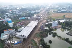 Phần đường cao tốc của đường Vành đai 3 Thành phố Hồ Chí Minh đoạn qua tỉnh Long An sẽ hoàn thiện và tiến hành thông xe kỹ thuật trước ngày 31/12 năm nay. (Ảnh: Bùi Giang/TTXVN)