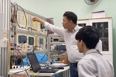 Sinh viên Trường Đại học Sư phạm Kỹ thuật Đà Nẵng chủ động học tập, đổi mới sáng tạo và làm chủ khoa học công nghệ. (Ảnh: Khoa Chương/TTXVN)