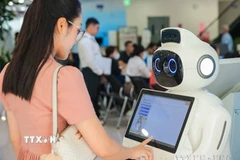 Robot lễ tân giúp hướng dẫn thủ tục, tra cứu thông tin, chỉ dẫn vị trí quầy thay cho con người, giảm áp lực cho nhân viên. (Ảnh: Hoàng Hiếu/TTXVN)
