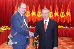 Tổng Bí thư Tô Lâm và Trưởng Ban Đối ngoại Đảng Cộng sản Pháp Vincent Boulet. (Ảnh: Thống Nhất/TTXVN)