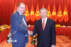 Tổng Bí thư Tô Lâm và Trưởng Ban Đối ngoại Đảng Cộng sản Pháp Vincent Boulet. (Ảnh: Thống Nhất/TTXVN)