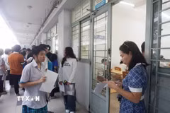 Thí sinh dự thi tại điểm thi Trường Đại học Sư phạm Kỹ thuật Thành phố Hồ Chí Minh. (Ảnh: Thu Hoài/TTXVN)