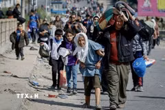 Người dân sơ tán tránh chiến sự tại Dải Gaza. (Ảnh: IRNA/TTXVN)