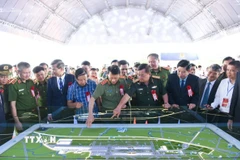 Các đại biểu tham quan mô hình mô phỏng sân bay Gia Bình. (Ảnh: Thanh Thương/TTXVN)