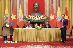 Chủ tịch nước Lương Cường và Quốc vương Bhutan Jigme Khesar Namgyel Wangchuck chứng kiến ký Bản ghi nhớ về Khuôn khổ hợp tác giữa Chính phủ hai nước. (Ảnh: Lâm Khánh/TTXVN)