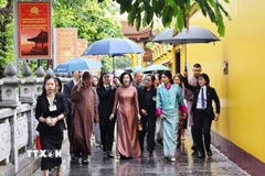 Phu nhân Chủ tịch nước Lương Cường cùng Hoàng hậu Bhutan Jetsun Pema Wangchuck thăm chùa Trấn Quốc. (Ảnh: Minh Đức/TTXVN)