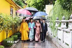 Phu nhân Chủ tịch nước Lương Cường cùng Hoàng hậu Bhutan Jetsun Pema Wangchuck thăm chùa Trấn Quốc. (Ảnh: Minh Đức/TTXVN)