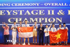 Ban Tổ chức trao Giải vô địch toàn đoàn thuộc về đoàn Việt Nam và Singapore. (Ảnh: TTXVN phát)