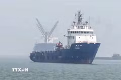 Tàu chở dầu cập cảng Mumbai, Ấn Độ, sau khi di chuyển qua eo biển Hormuz. (Ảnh: ANI/TTXVN)
