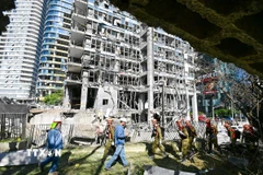 Tòa nhà bị phá hủy sau một vụ tấn công tại Ramat Gan, Israel. (Ảnh: THX/TTXVN)