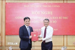 Ông Lê Minh Hưng, Ủy viên Bộ Chính trị, Bí thư Trung ương Đảng, Trưởng Ban Tổ chức Trung ương, trao Quyết định của Ban Bí thư cho ông Nguyễn Thanh Bình. (Ảnh: Phương Hoa/TTXVN)