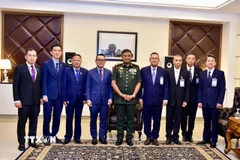 Tổng Tham mưu trưởng Lực lượng vũ trang Malaysia, Đại tướng Mohd Nizam bin Hj Jaffar (giữa) cùng Trưởng đoàn Thái Lan Trung tướng Nuttapong Praokaew (bên cạnh phải) và Trưởng đoàn Campuchia Thiếu tướng Sin Sokha (bên cạnh trái) cùng các thành viên của hai đoàn. (Ảnh: TTXVN phát)