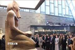 Chủ tịch nước Lương Cường và Phu nhân cùng các đại biểu tham quan Đại Bảo tàng Ai Cập. (Ảnh: Lâm Khánh/TTXVN)