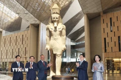 Chủ tịch nước Lương Cường tặng Đại Bảo tàng Ai Cập phiên bản Trống đồng của Việt Nam. (Ảnh: Lâm Khánh/TTXVN)