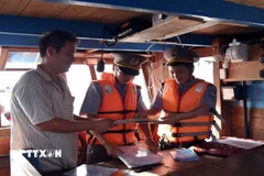 Cán bộ chi đội Kiểm ngư số 3 kiểm tra tàu cá hoạt động trên biển miền Trung. (Ảnh: TTXVN phát)