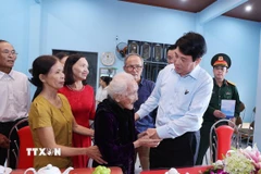 Chủ tịch nước Lương Cường và đoàn công tác đến thăm Mẹ Việt Nam anh hùng Nguyễn Thị Ngôn (105 tuổi) tại thôn Bảo An, xã Gò Nổi. (Ảnh: Lâm Khánh/TTXVN)