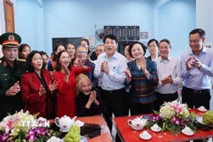 Chủ tịch nước Lương Cường và đoàn công tác đến thăm Mẹ Việt Nam anh hùng Nguyễn Thị Ngôn (105 tuổi) tại thôn Bảo An, xã Gò Nổi. (Ảnh: Lâm Khánh/TTXVN)