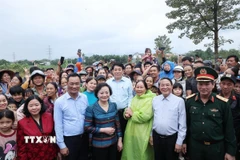 Chủ tịch nước Lương Cường với nhân dân vùng lũ lụt, bị ngập nước xã Gò Nổi. (Ảnh: Lâm Khánh/TTXVN)