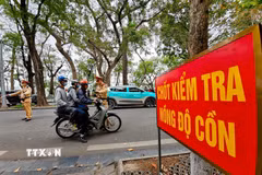 Cảnh sát Giao thông Hà Nội duy trì kiểm soát nồng độ cồn trong dịp Tết Nguyên đán. (Ảnh: Trung Nguyên/TTXVN)