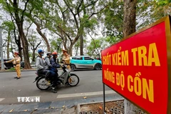 Cảnh sát Giao thông Hà Nội duy trì kiểm soát nồng độ cồn trong dịp Tết Nguyên đán. (Ảnh: Trung Nguyên/TTXVN)