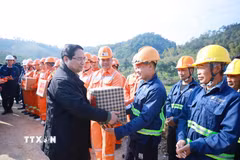 Thủ tướng Phạm Minh Chính chúc Tết công nhân thi công dự án đường cao tốc Đồng Đăng (Lạng Sơn)-Trà Lĩnh (Cao Bằng). (Ảnh: Dương Giang/TTXVN)