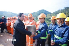 Thủ tướng Phạm Minh Chính chúc Tết công nhân thi công dự án đường cao tốc Đồng Đăng (Lạng Sơn)-Trà Lĩnh (Cao Bằng). (Ảnh: Dương Giang/TTXVN)