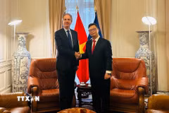 Đại sứ Việt Nam tại Pháp Trịnh Đức Hải và ông Benoit Clocheret, Phó Chủ tịch MEDEF International đồng thời là Chủ tịch Hội đồng Doanh nghiệp Pháp-Việt và Chủ tịch điều hành Tập đoàn Artelia. (Ảnh: Ngọc Hiệp/TTXVN)