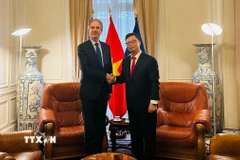 Đại sứ Việt Nam tại Pháp Trịnh Đức Hải và ông Benoit Clocheret, Phó Chủ tịch MEDEF International đồng thời là Chủ tịch Hội đồng Doanh nghiệp Pháp-Việt và Chủ tịch điều hành Tập đoàn Artelia. (Ảnh: Ngọc Hiệp/TTXVN)