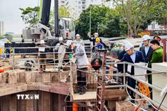 Lãnh đạo thành phố Hà Nội kiểm tra, động viên cán bộ, kỹ sư, công nhân tại một số công trường thi công các dự án chống úng ngập trọng điểm trên địa bàn. (Ảnh: Trung Nguyên/TTXVN)