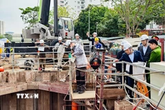 Chủ tịch Ủy ban Nhân dân thành phố Hà Nội Vũ Đại Thắng dẫn đầu Đoàn công tác kiểm tra, động viên và chúc Tết cán bộ, kỹ sư, công nhân tại một số công trường thi công các dự án chống úng ngập trọng điểm trên địa bàn. (Ảnh: Trung Nguyên/TTXVN)