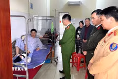 Đại tá Ma Quang Trung, Phó Giám đốc Công an tỉnh Tuyên Quang, thăm hỏi, động viên Thiếu tá Nguyễn Văn Đông, cán bộ Cảnh sát giao thông bị thương khi làm nhiệm vụ, đang điều trị tại Trung tâm y tế khu vực Hàm Yên. (Ảnh: TTXVN phát)