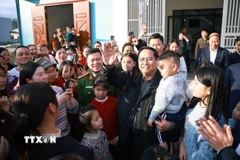 Thủ tướng Phạm Minh Chính thăm, chúc Tết nhân dân Khu tái định cư Đông Khê, Cao Bằng. (Ảnh: Dương Giang/TTXVN)