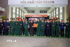 Thủ tướng Phạm Minh Chính đến thăm, chúc Tết các lực lượng làm nhiệm vụ tại cửa khẩu Tân Thanh (Lạng Sơn). (Ảnh: Dương Giang/TTXVN)