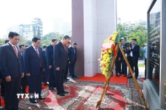 Tổng Bí thư Tô Lâm đặt vòng hoa tại Đài tưởng niệm Cố Quốc vương Campuchia Norodom Sihanouk. (Ảnh: Dương Giang/TTXVN)